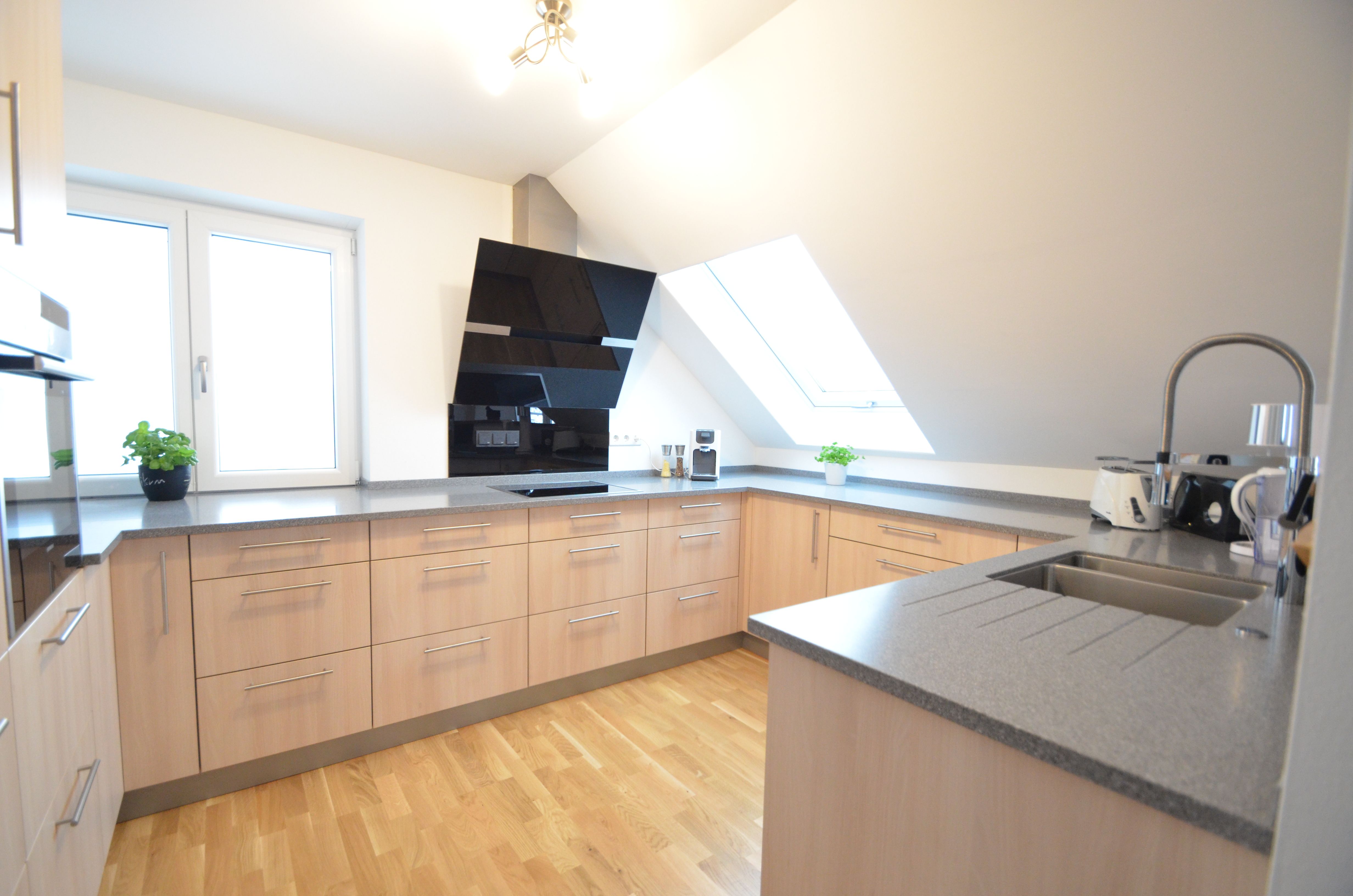 Helle Eichen-Küche unter Dachschräge