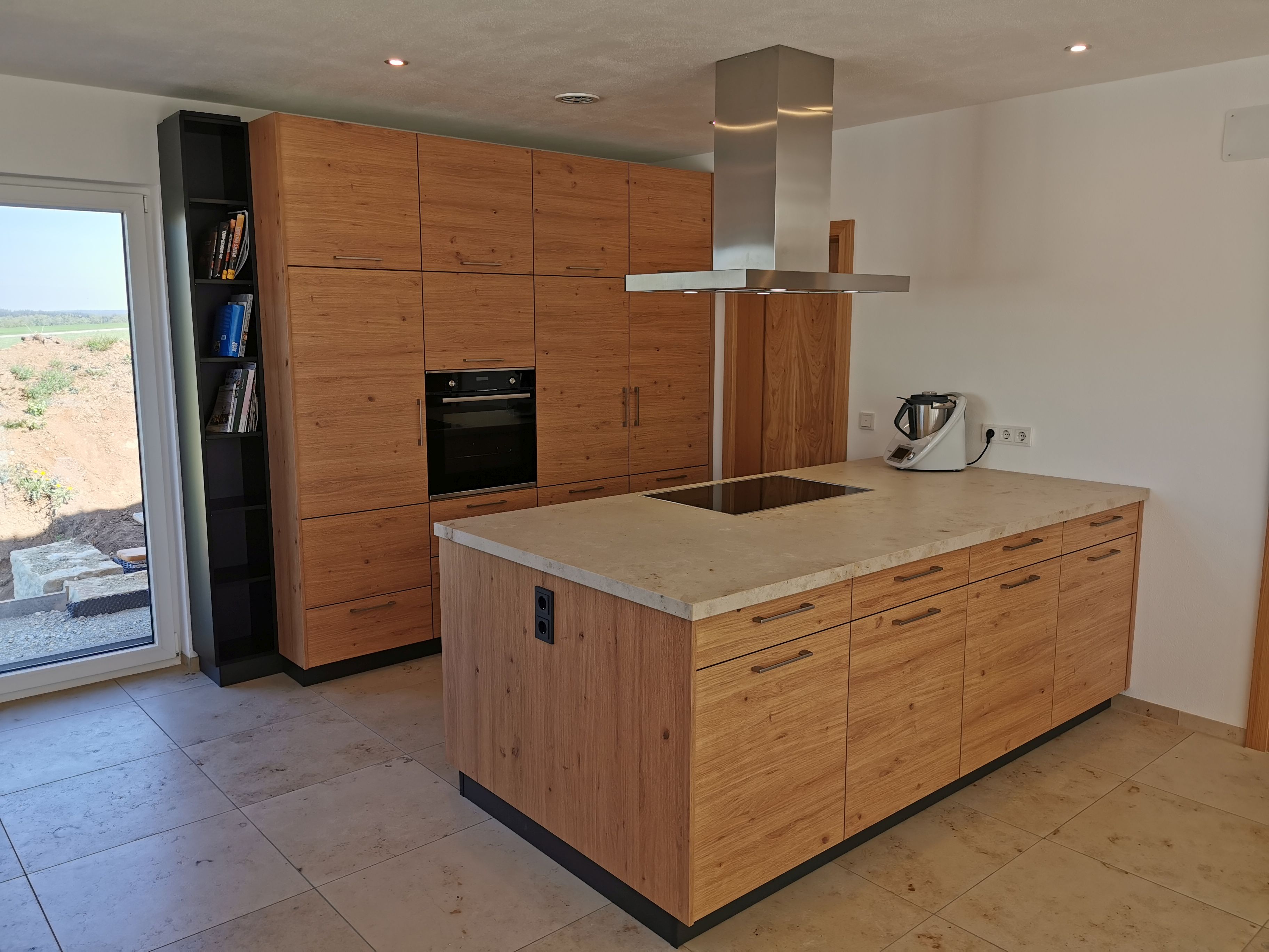 Warme Eichen-Küche mit Kalkstein-Arbeitsplatte