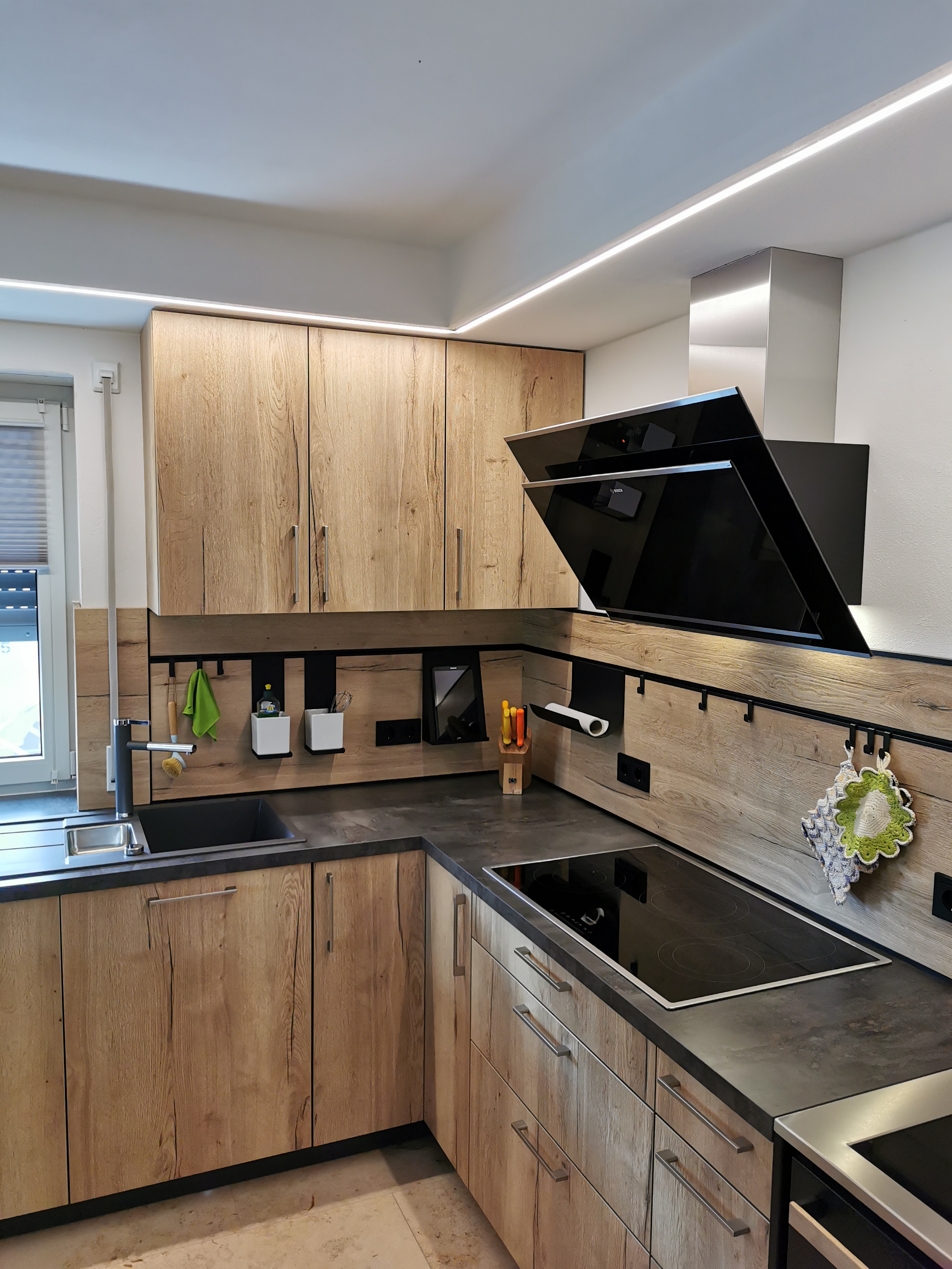 Eichen-L-Küche mit anthrazit Arbeitsplatte