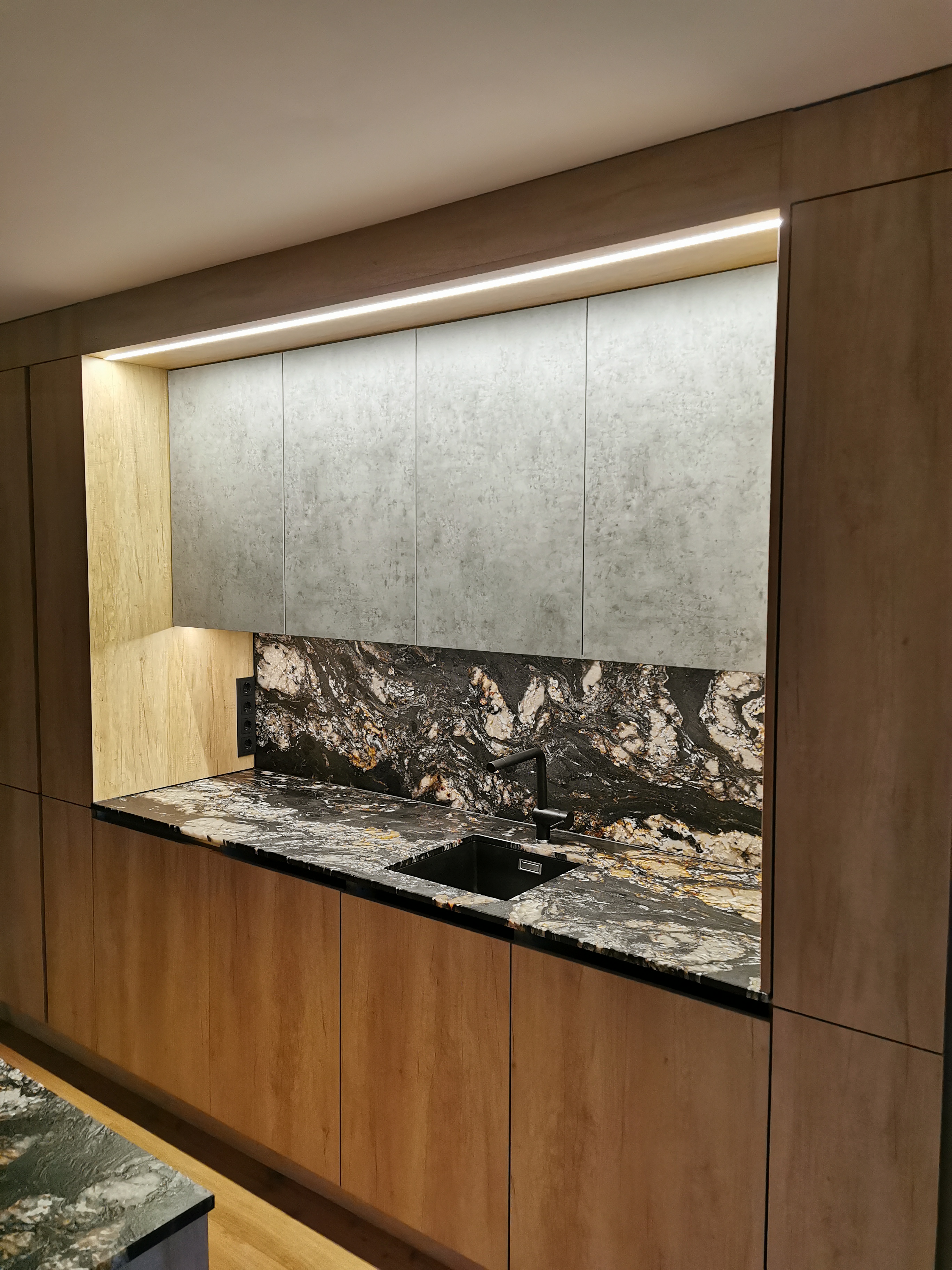 Walnuss-Küche mit dramatischem Marmor-Splash