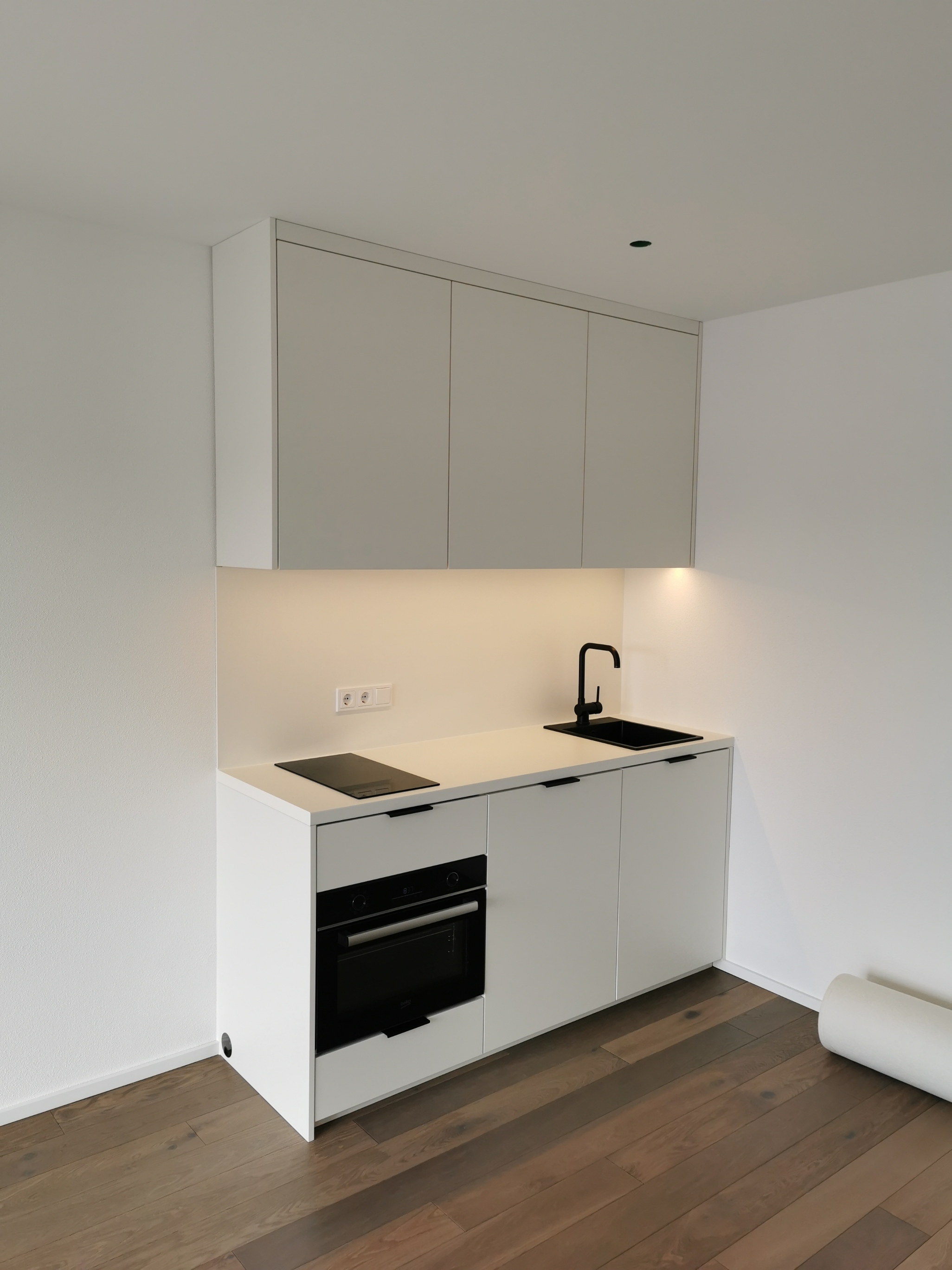 Minimalistische weiße Mini-Küche