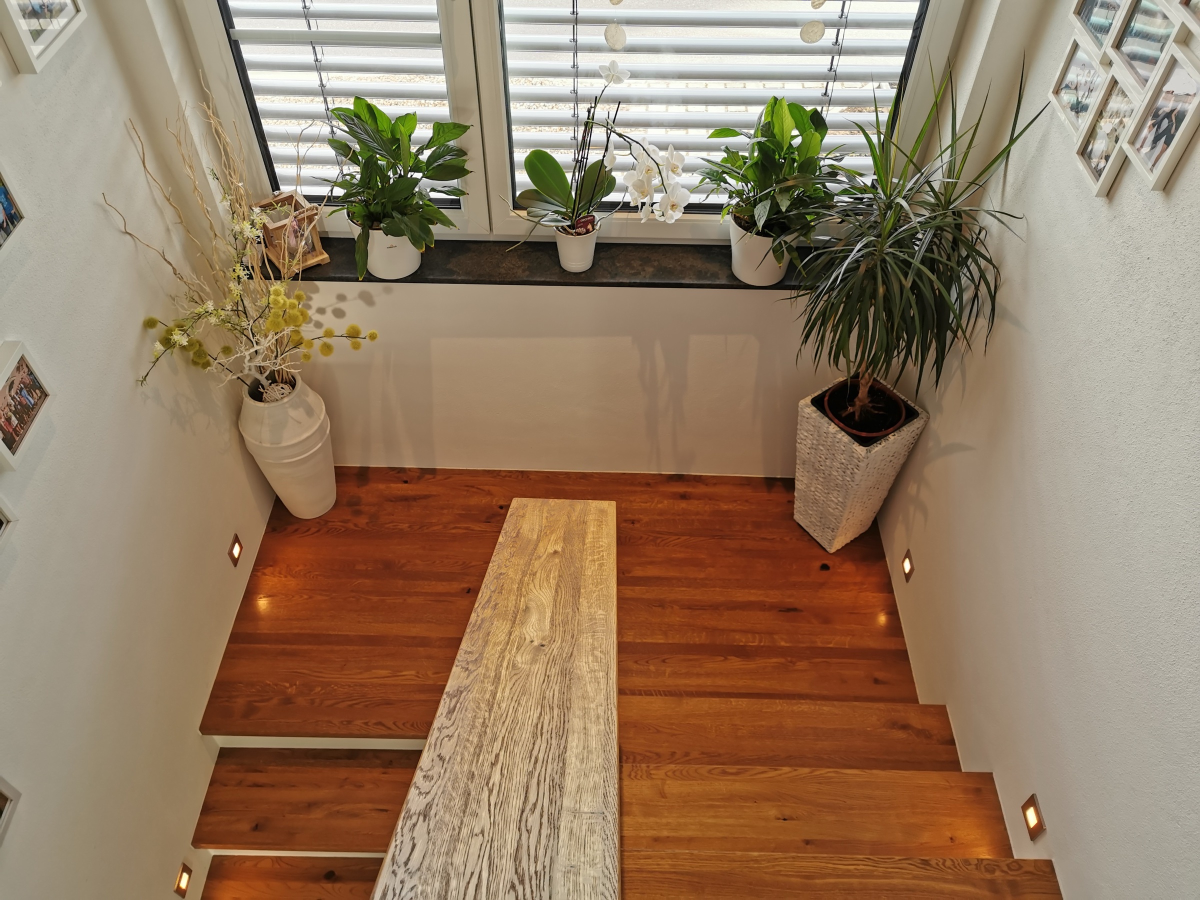 Wohntreppe aus Eiche mit Sitzbank am Fenster — Einbauarbeit Kratzer