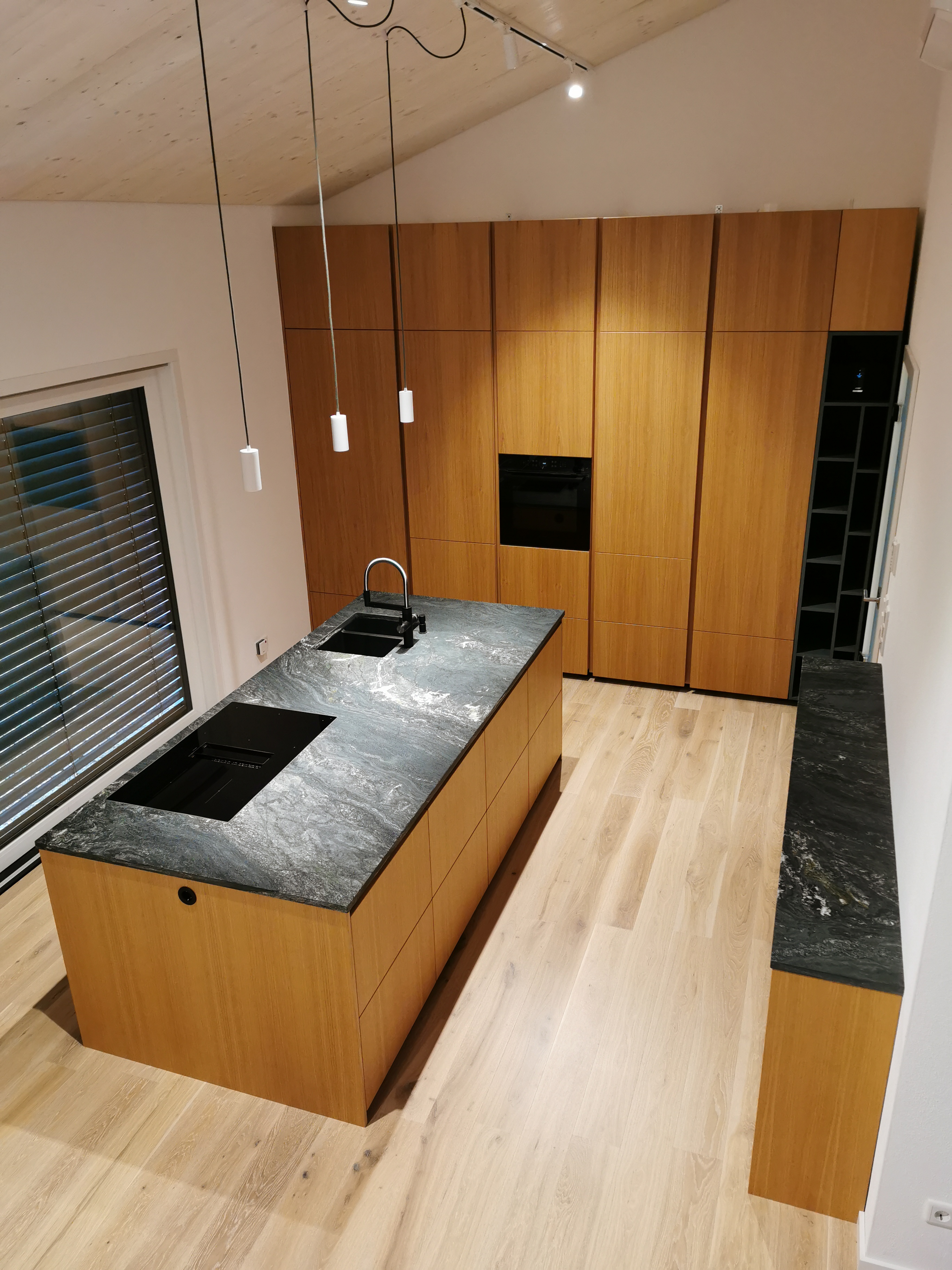 Küche von Kratzer — Premium-Granit-Arbeitsplatte mit Eichenholz-Unterbau