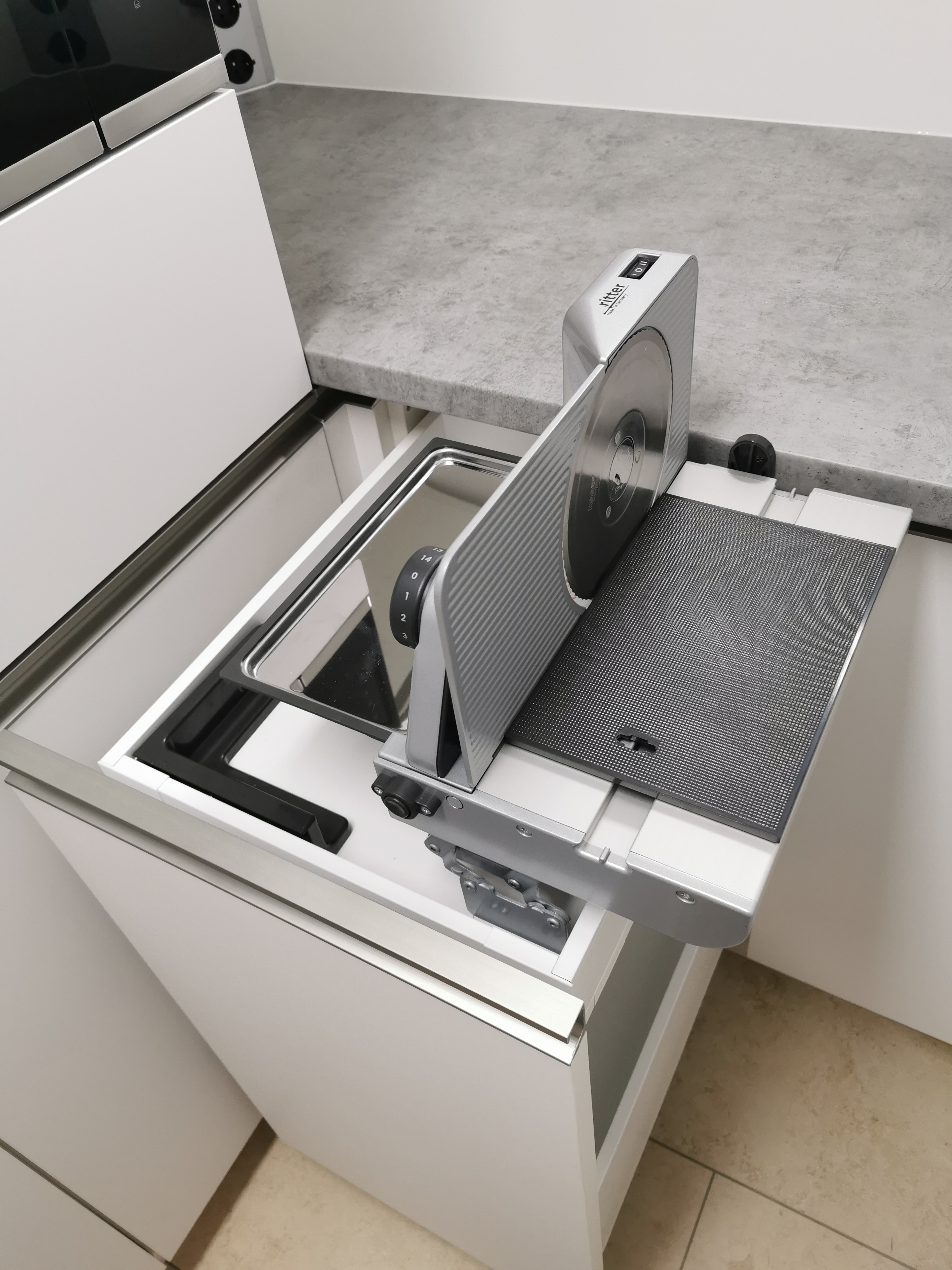 Weiße Einbauküche mit Quarz-Arbeitsplatte