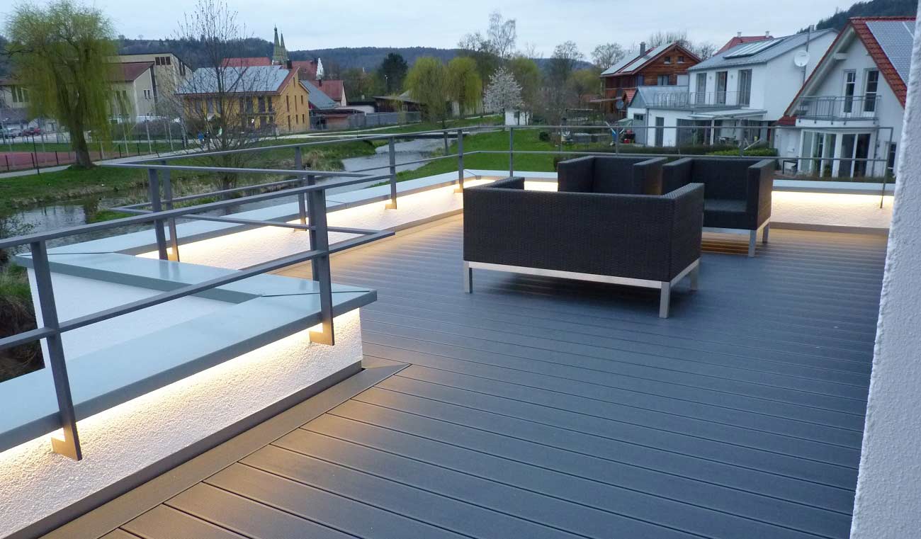 Premium-Terrasse mit UPM-ProFi-Dielen bei Abendlicht — Projekt Kratzer